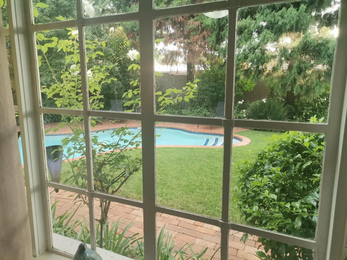 Rosebank Lodge Guesthouse By Claires Johannesburg Ngoại thất bức ảnh