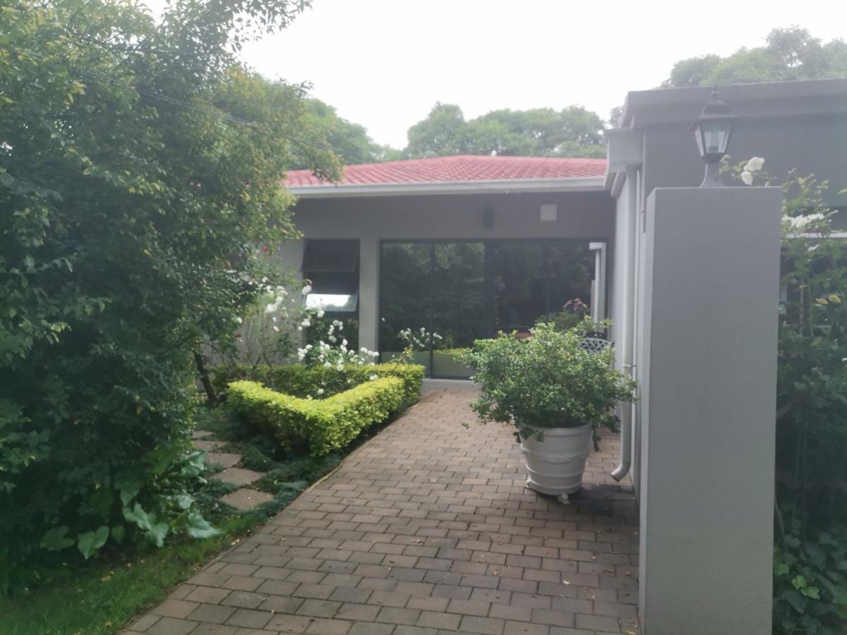 Rosebank Lodge Guesthouse By Claires Johannesburg Ngoại thất bức ảnh