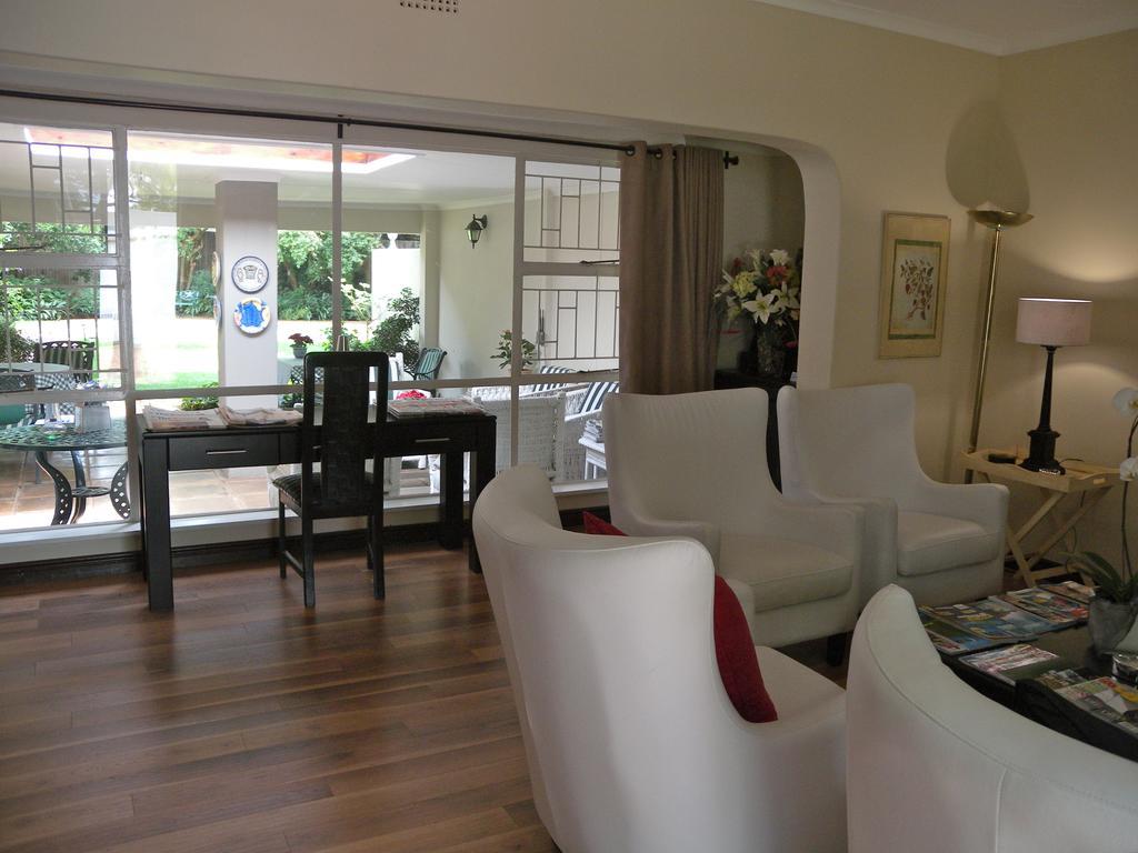 Rosebank Lodge Guesthouse By Claires Johannesburg Ngoại thất bức ảnh