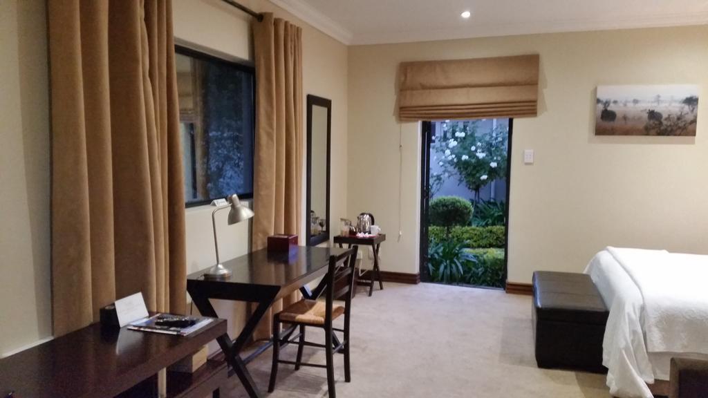 Rosebank Lodge Guesthouse By Claires Johannesburg Ngoại thất bức ảnh