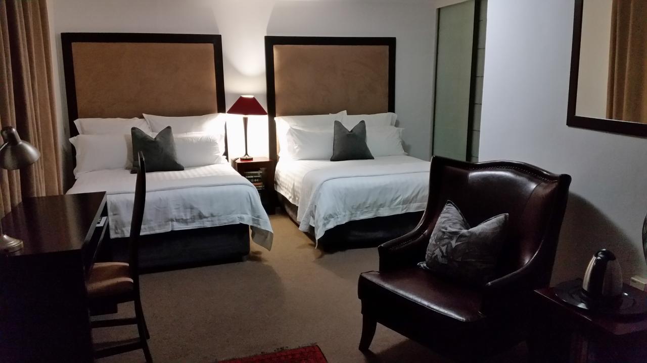 Rosebank Lodge Guesthouse By Claires Johannesburg Ngoại thất bức ảnh